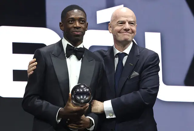 Dembélé (l.) wurde für seine starken Leistungen geehrt. | Foto: © Mohamed Farag/FIFA/FIFA via Getty Images/dpa