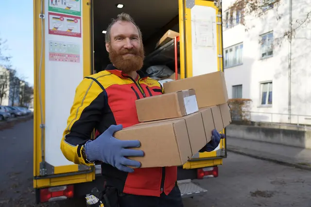 Paketbote Steve Josch wünscht sich mehr Wertschätzung und Entgegenkommen von den Kunden. | Foto: Manuel Genolet/dpa