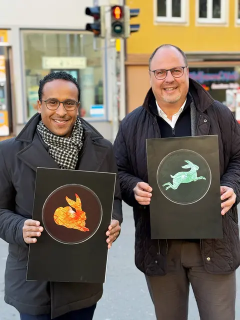 Dr. Nasser Ahmed (l.), Fraktionsvorsitzender der SPD und Bürgermeister Christian Vogel freuen sich auf die neuen Ampelhasen.   | Foto: SPD-Stadtratsfraktion 