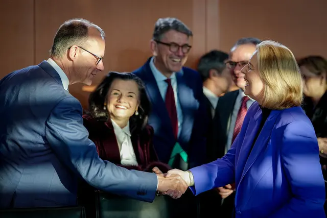 Kanzler Merz und Ministerin Bas wirken im Kabinett zufrieden. | Foto: Kay Nietfeld/dpa