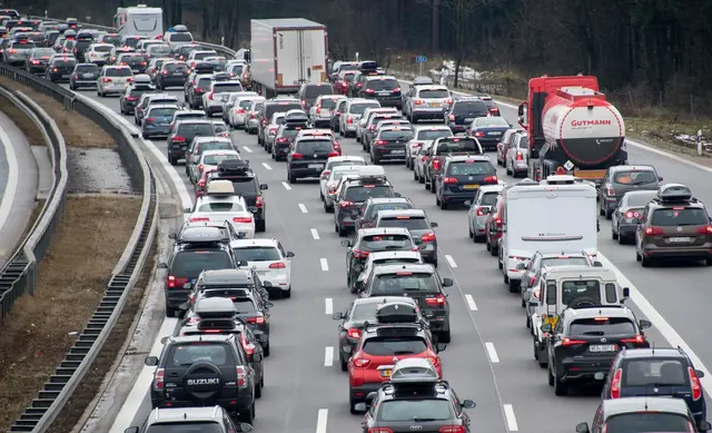 Unter anderem auf der A8 dürfte es am Wochenende wieder voll werden. | Foto: picture alliance / Tobias Hase/dpa (Archivbild)
