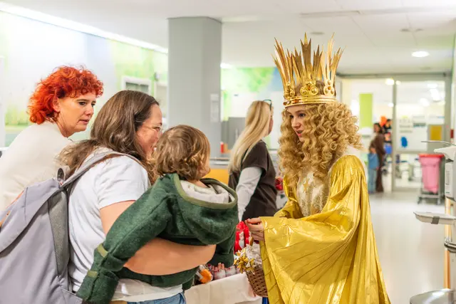 Das Nürnberger Christkind besuchte Patienten der Kinder- klinik in ihren Zimmern, verteilte Fröbelsternchen und Naschereien und las den Kindern im Spielbereich eine Geschichte vor. | Foto: Jakob Lichtenfeld, Klinikum Nürnberg