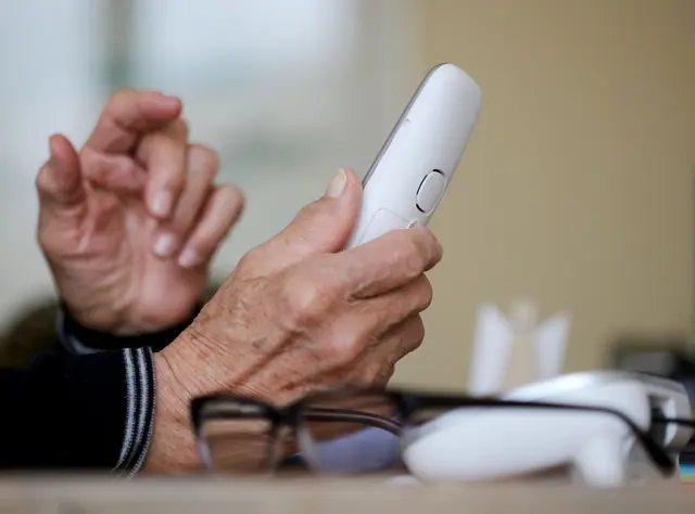 Telefonbetrüger versuchten es bei dem Mann aus Ingolstadt mit derselben Masche. | Foto: Roland Weihrauch/dpa (Symbolbild)