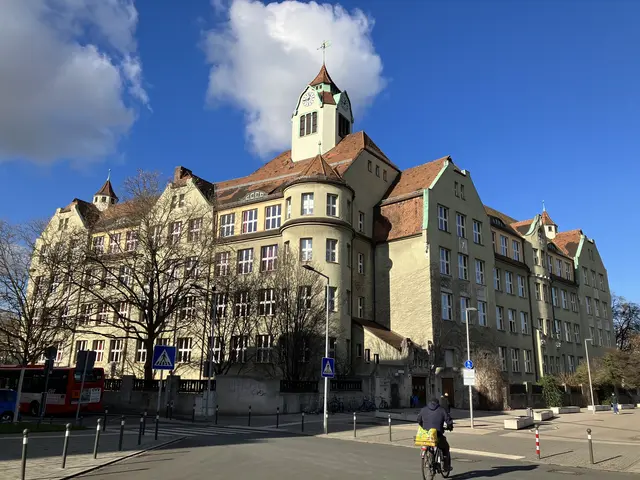Die historische Turmuhr an der Ludwig-Uhland-Schule wird wegen der Generalsanierung der Schule vorübergehend stillgelegt. | Foto: WBG KOMMUNAL GmbH/Dirk Lauterbach