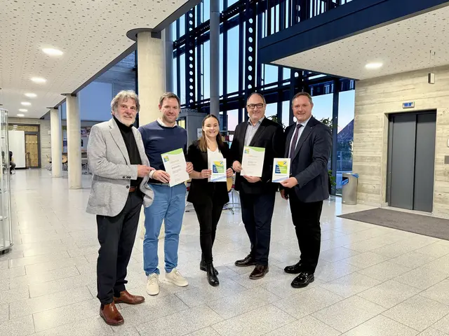 (v.l.n.r.): Norbert Schikora, zweiter Bürgermeister Stadt Oberasbach, Jürgen Wust, Wirtschaftsprüfer und Steuerberater, Katharina Máté, Marketing Prüfrex GmbH, Mark Ryan, Geschäftsführer Prüfrex GmbH und Landrat Bernd Obst.  | Foto: Landratsamt Fürth