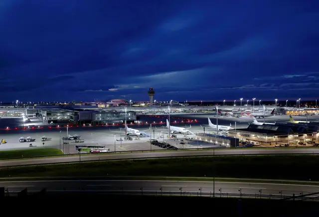 Am Münchner Flughafen werden allein am Samstag etwa 122.000 Reisende erwartet. | Foto: Karl-Josef Hildenbrand/dpa (Archivbild)