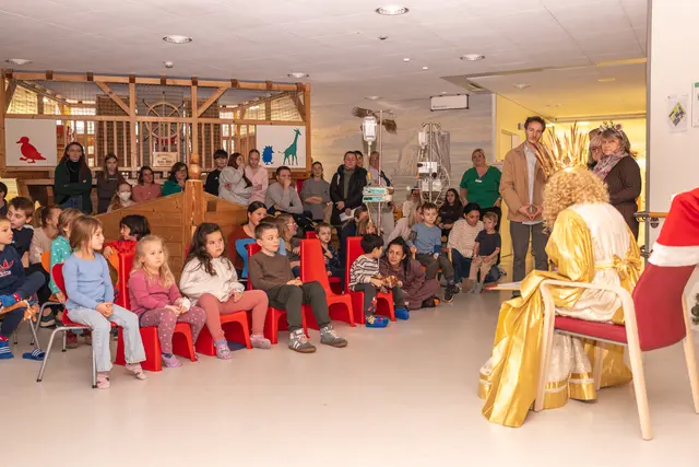 Das Nürnberger Christkind besuchte Patienten der Kinder- klinik in ihren Zimmern, verteilte Fröbelsternchen und Naschereien und las den Kindern im Spielbereich eine Geschichte vor. | Foto: Jakob Lichtenfeld, Klinikum Nürnberg