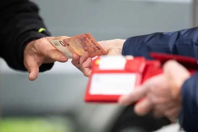 Die Preissteigerungen haben viele Menschen in Bayern nicht nur beim Wocheneinkauf zu spüren bekommen.  | Foto: Sebastian Kahnert/dpa