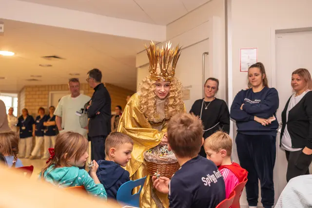 Das Nürnberger Christkind besuchte Patienten der Kinder- klinik in ihren Zimmern, verteilte Fröbelsternchen und Naschereien und las den Kindern im Spielbereich eine Geschichte vor. | Foto: Jakob Lichtenfeld, Klinikum Nürnberg