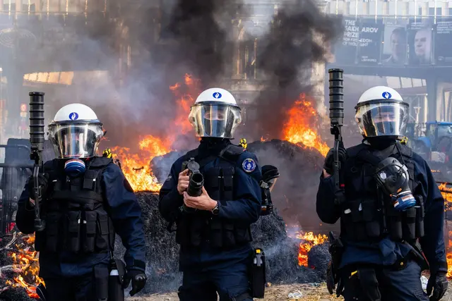 Die Polizei versucht, Demonstranten während einer Demonstration europäischer Landwirte in der Nähe des Europäischen Parlaments in Brüssel zu vertreiben. | Foto: Marius Burgelman/AP/dpa