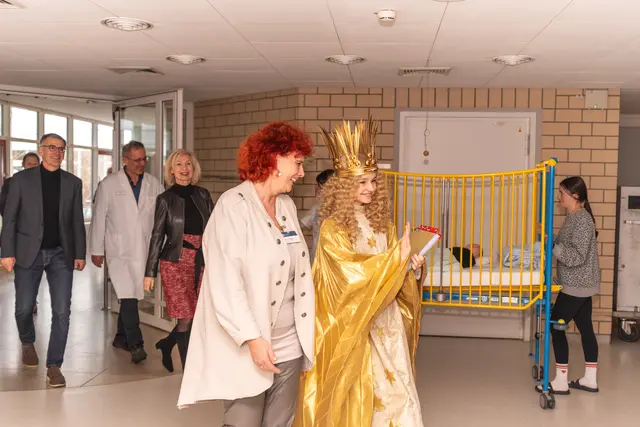 Pflegedienstleiterin Corina Knobloch (li.) empfing Christkind Nora Falk in Begleitung von Bürgermeisterin Prof. Dr. Julia Lehner (3. v.l.), Klinikums-Vorstandschef Prof. Dr. Achim Jockwig und Kinderchirurgie-Chefarzt Dr. Karl Bodenschatz (v. li.).  | Foto: Jakob Lichtenfeld, Klinikum Nürnberg