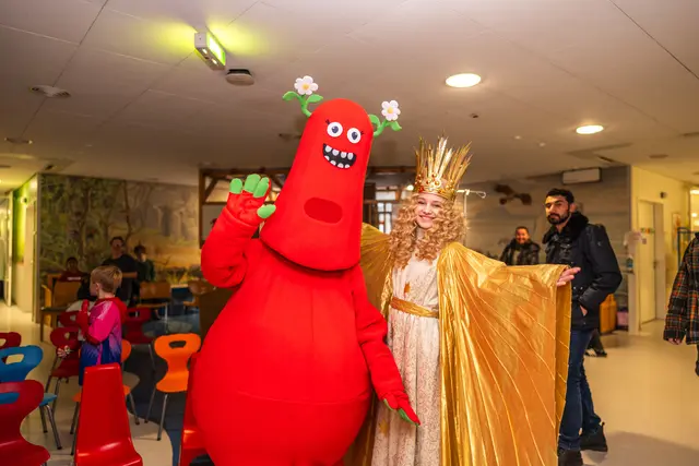 Frizzi, das Maskottchen des Neubauprojekts Kinderklinikum, und das Nürnberger Christkind. | Foto: Jakob Lichtenfeld, Klinikum Nürnberg