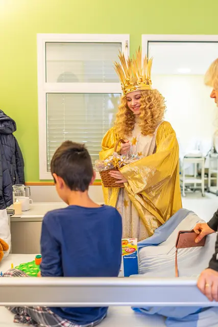Das Nürnberger Christkind besuchte Patienten der Kinder- klinik in ihren Zimmern, verteilte Fröbelsternchen und Naschereien und las den Kindern im Spielbereich eine Geschichte vor. | Foto: Jakob Lichtenfeld, Klinikum Nürnberg