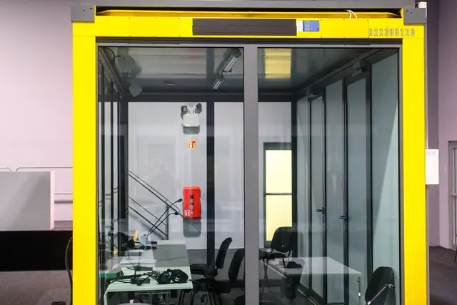 Der Platz des Angeklagten im Verhandlungssaal blieb leer. | Foto: Klaus-Dietmar Gabbert/dpa