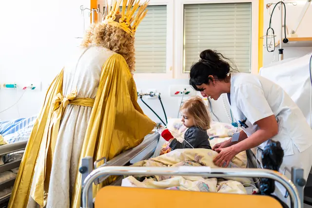 Das Nürnberger Christkind besuchte Patientinnen und Patienten der Kinder- klinik in ihren Zimmern, verteilte Fröbelsternchen und Naschereien und las den Kindern im Spielbereich eine Geschichte vor. | Foto: Jakob Lichtenfeld, Klinikum Nürnberg