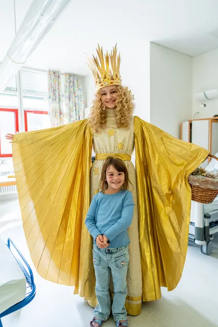 Das Nürnberger Christkind besuchte Patienten der Kinder- klinik in ihren Zimmern, verteilte Fröbelsternchen und Naschereien und las den Kindern im Spielbereich eine Geschichte vor. | Foto: Jakob Lichtenfeld, Klinikum Nürnberg