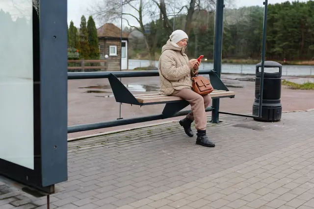 Auf dem Land muss man oft lange warten bis ein Bus kommt. | Foto: sementsova321-stock.adobe.com (Symbolbild)