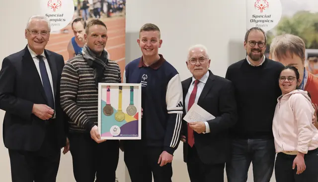 Staatsminister Joachim Herrmann, Bürgermeister Jörg Volleth, Athletensprecher Max Kühnreich, Präsident Erwin Horak, Oberbürgermeister Dr. Florian Janik und Athletin Nina Özer (v.l.n.r., #JockiFoto #Erlangen)