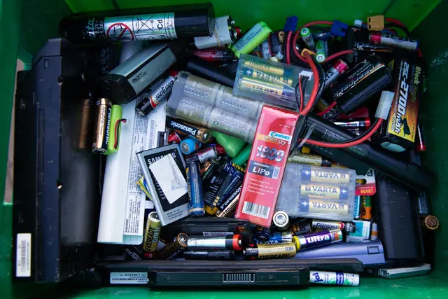 Alte Batterien müssen fachgerecht entsorgt werden. | Foto: Christian Charisius/dpa