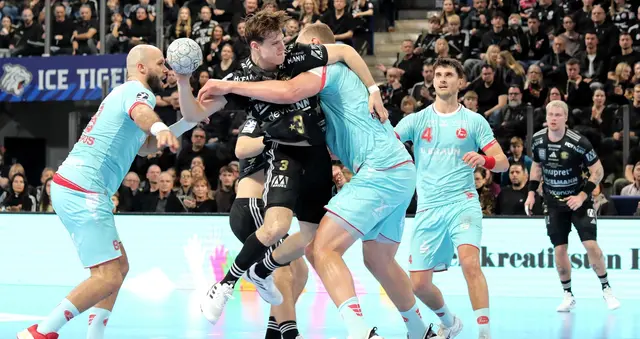 Der HC Erlangen mit Lars Genz (Nr. 3) im Angriff auf das Tor der Melsunger (JockiFoto, Erlangen) 