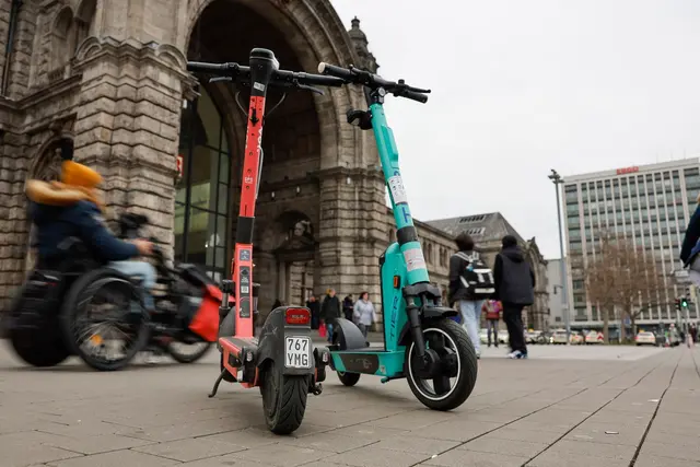 Im Weg herumstehende E-Scooter sind eine potenzielle Unfallquelle und manchmal gar eine tödliche Gefahr.  | Foto: Daniel Löb/dpa (Symbolbild)