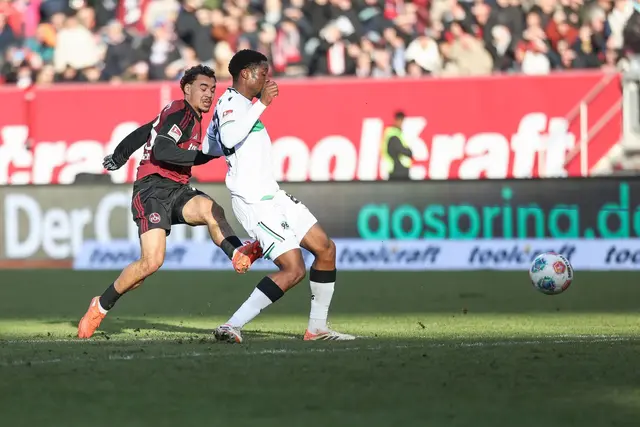 Raphael Lubach (l) erzielt das 1:1. Hannovers Ime Okon kann das Tor nicht verhindern. | Foto: Daniel Löb/dpa