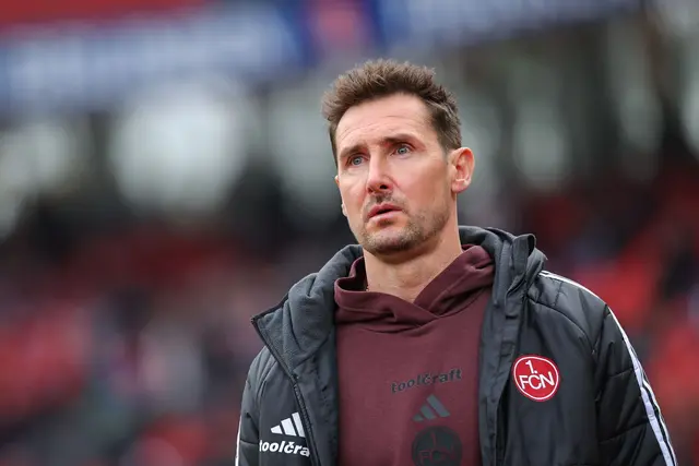 Miroslav Klose stimmt seine Mannschaft ab dem 2. Januar auf die Rückrunde ein.  | Foto: Daniel Karmann/dpa