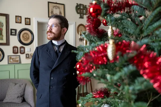 Schon länger hat Valerio Bonanno seine Wohnung mit Möbeln aus der Kaiserzeit eingerichtet und trägt nur Kleidung von damals - jetzt hat er erstmals auch ein Weihnachtszimmer aus der Epoche um 1900 nachgestellt. | Foto: Thomas Banneyer/dpa