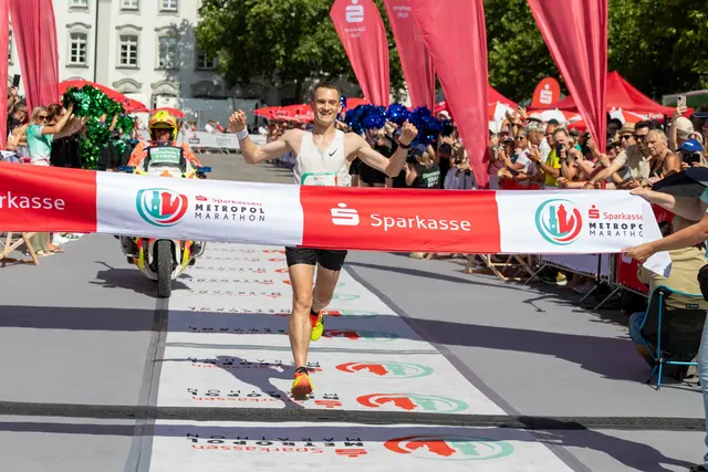 Philipp Karpeles, der Sieger des Sparkassen Metropol-Marathon beim Zieleinlauf auf der Fürther Freiheit. | Foto: Norbert Mittelsdorf