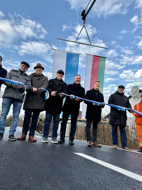 Offizielle Freigabe des ersten Teilstücks des Radschnellwegs in Zirndorf durch Vertreter des Staatlichen Bauamtes, der Stadt Zirndorf sowie des Landratsamtes. | Foto: Landratsamt Fürth