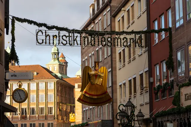 Auch in diesem Jahr besuchten wieder rund zwei Millionen Menschen den Nürnberger Christkindlesmarkt.  | Foto: © Jan Schuler/stock.adobe.com