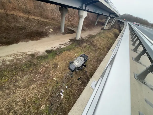 Die Einsatzkräfte eilten zu dem Unfallort. Das Auto war etwa zehn Meter in die Tiefe gestürzt. 
 | Foto: Verkehrspolizeiinspektion Bamberg/dpa