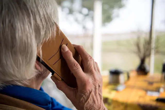 Der Krisendienst ist ein Angebot der sieben bayerischen Bezirke und kann telefonisch erreicht werden. | Foto: Sebastian Gollnow/dpa (Symbolbild)