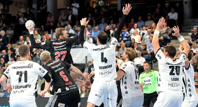 Das #JockiFoto zeigt einen Angriff des HC Erlangen beim letzen Heimspiel gegen den THW Kiel (weiße Trikots).  | Foto: #JockiFoto #Erlangen