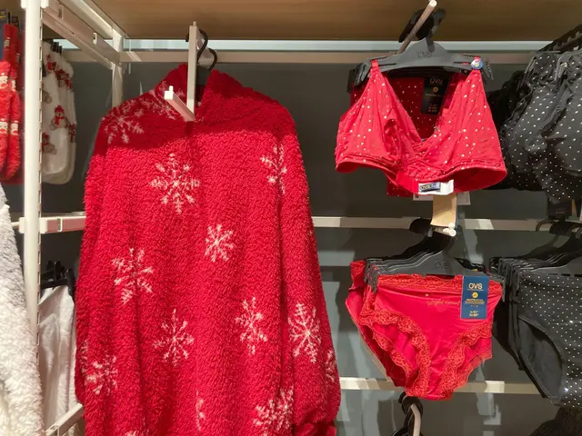 Geschenkte rote Unterwäsche, in der Silvesternacht getragen, soll Glück im neuen Jahr bringen. | Foto: Sabine Dobel/dpa