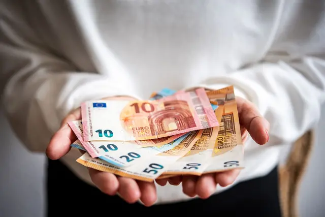 Viele Menschen haben sich für das neue Jahr Spenden vorgenommen. | Foto: Zacharie Scheurer/dpa-tmn/dpa (Archivbild)