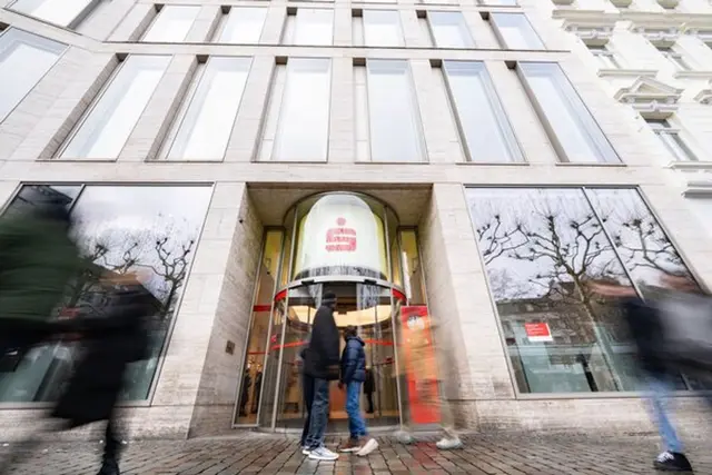Die betroffene Sparkasse Köln/Bonn bestätigte den Vorfall. | Foto: Benjamin Westhoff/dpa