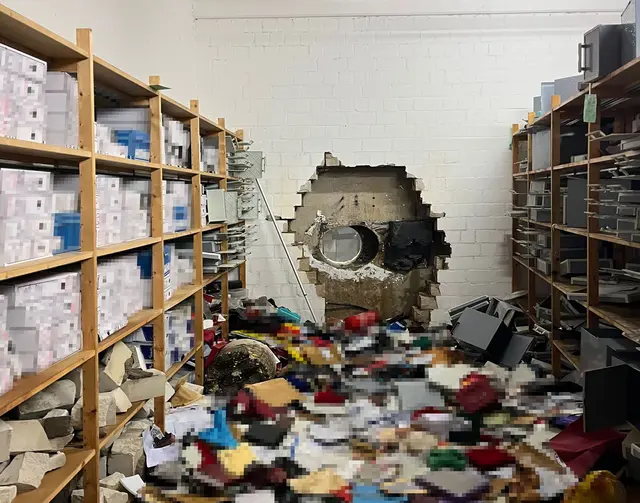 Einbrecher haben sich mit Hilfe eines großen Bohrers Zugang zum Tresorraum verschafft. Dort durchsuchten sie die Wertschließfächer. | Foto: Christoph Reichwein/dpa