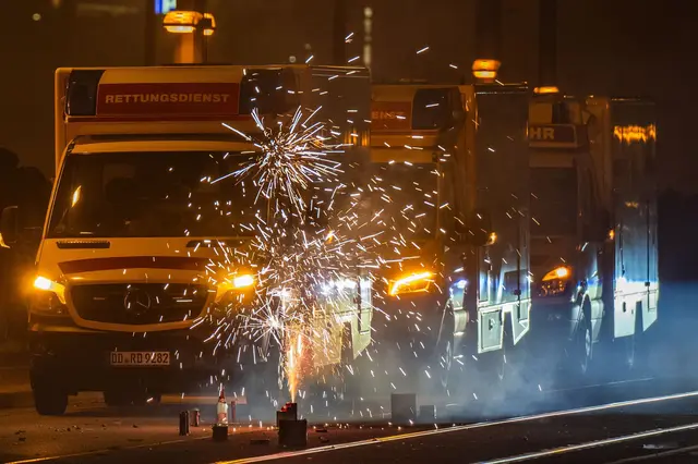 Für Rettungsdienste ist die Silvesternacht eine besonders harte Schicht.  | Foto: Robert Michael/dpa  (Archivbild)