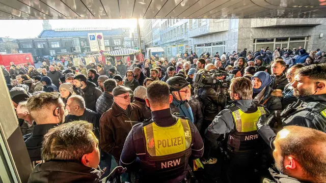 Nach dem Einbruch in den Tresorraum der Bank fordern besorgte Kunden Informationen. | Foto: Christoph Reichwein/dpa