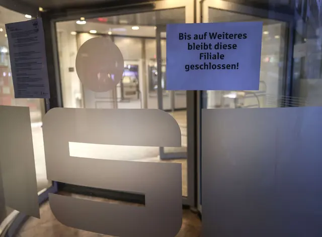 Ein Zettel mit der Aufschrift «Bis auf Weiteres bleibt diese Filiale geschlossen» hängt am Eingang der Sparkassen-Filiale Gelsenkirchen-Buer. | Foto: Oliver Berg/dpa