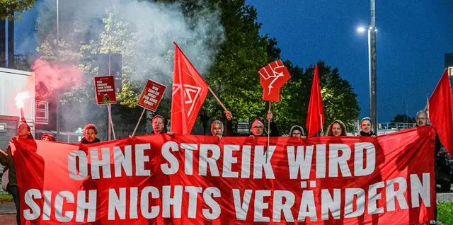 Viele Menschen haben Sorge um ihren Arbeitsplatz wie hier Beschäftigte beim Zulieferer Bosch, der Tausende Arbeitsplätze streichen will. | Foto: Jason Tschepljakow/dpa (Archivbild)