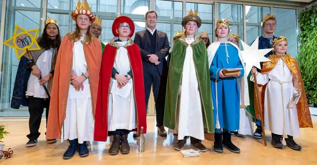 Auch Politiker bekommen Besuch von den Sternsingern - wie etwa Ministerpräsident Söder Anfang 2024 in seiner Staatskanzlei. | Foto: Peter Kneffel/dpa (Archivfoto)
