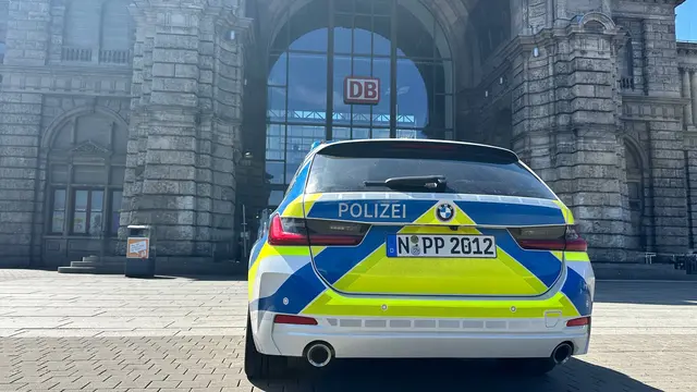 Bayerns Innenminister Joachim Herrmann blickt auf das innen- und sicherheitspolitische Jahr 2026 voraus: Polizeimaßnahmen für die Sicherheit in Innenstädten und Bahnhöfen. | Foto:  © TOPIC/stock.adobe.com