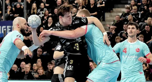 Das Foto zeigt Lars Genz (schwarzes HCE-Trikot mit der Nr. 3) kurz vor dem Torwurf durch die Abwehrreihen der MT Melsungen (helles Trikot). Foto: #JockiFoto #Erlangen