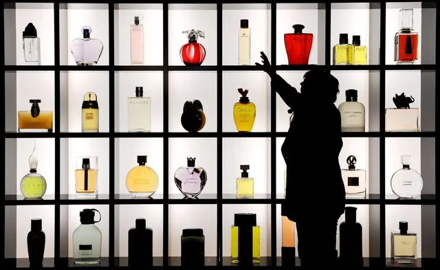 Parfum-Layering ist ein wachsender Trend in der Beauty-Szene. | Foto: Julian Stratenschulte/dpa (Symbolbild)