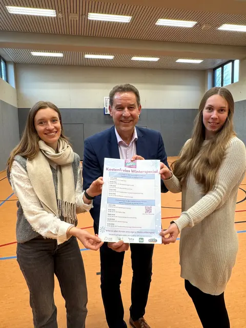 Kathrin Kröniger und Elena Sophia Hillen (re.) vom Amt für Sport und Gesundheitsförderung werben mit Bürgermeister Markus Braun für das Winterspecial von „Fürth bewegt“. | Foto: Stadt Fürth