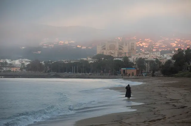 Wie wärs mal mit Urlaub an einem ruhigen, ereignislosen Ort?  | Foto: Clara Margais/dpa (Symbolbild)