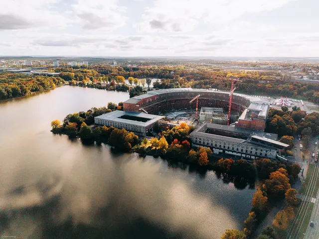 Die völlig neu gestaltete, multimediale und interaktive Dauerausstellung beleuchtet die Geschichte des Geländes von den Anfängen bis in die Gegenwart. 
Dokumentationszentrum Reichsparteitagsgelände


 | Foto: © Kristof Göttling/Tourismusverband Franken