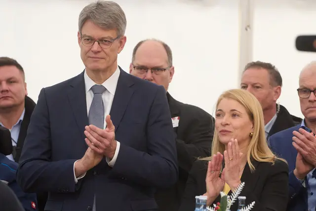 Pallas Berufung an die Konzernspitze war Teil der neuen Bahnstrategie von Bundesverkehrsminister Patrick Schnieder (CDU, l.). 
 | Foto: Thomas Frey/dpa (Archivbild)